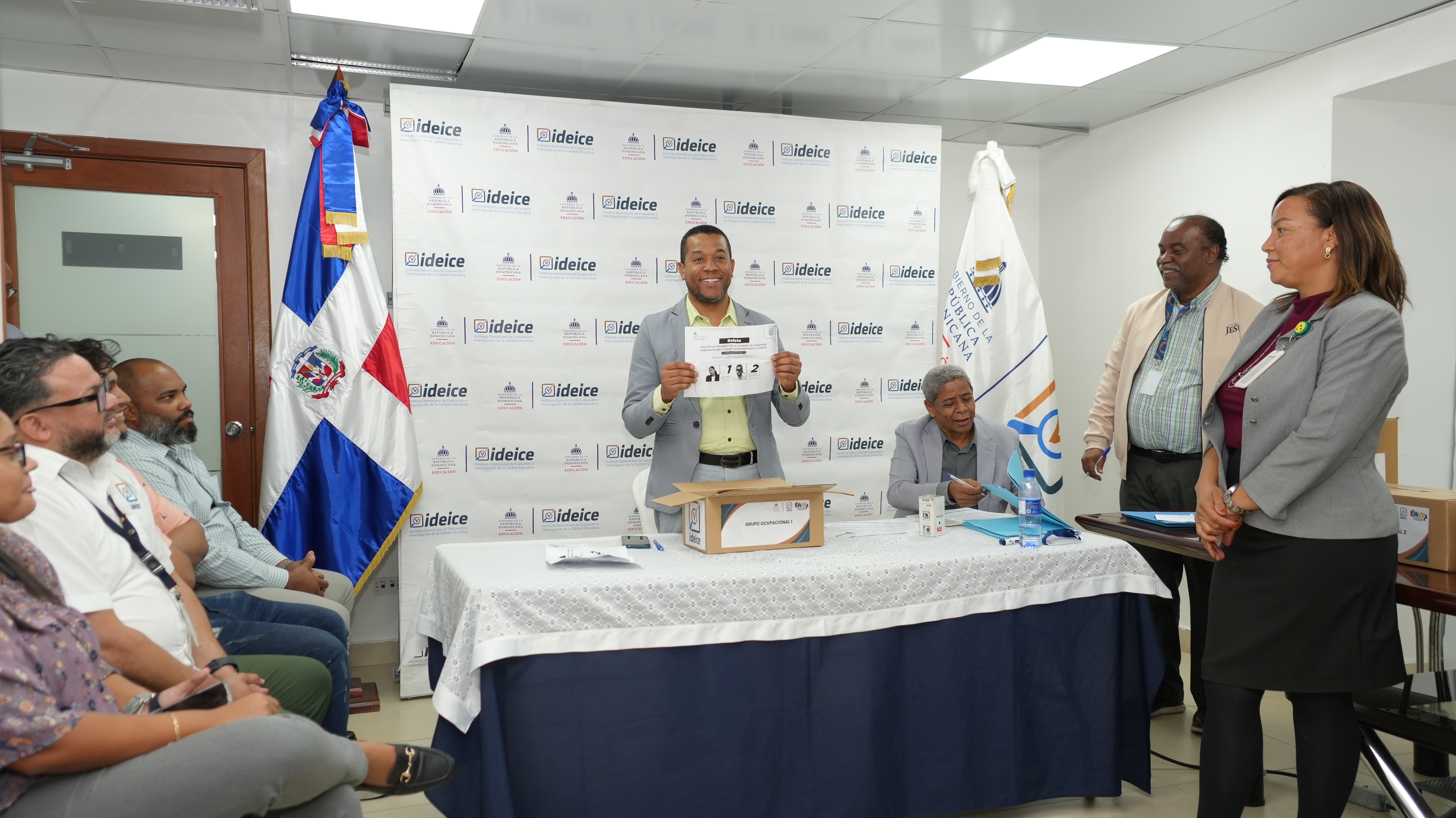 Gilberto Rodríguez Núñez, presidente del comité electoral, muestra una boleta a los candidatos y observadores del proceso durante el escrutinio de los votos.
