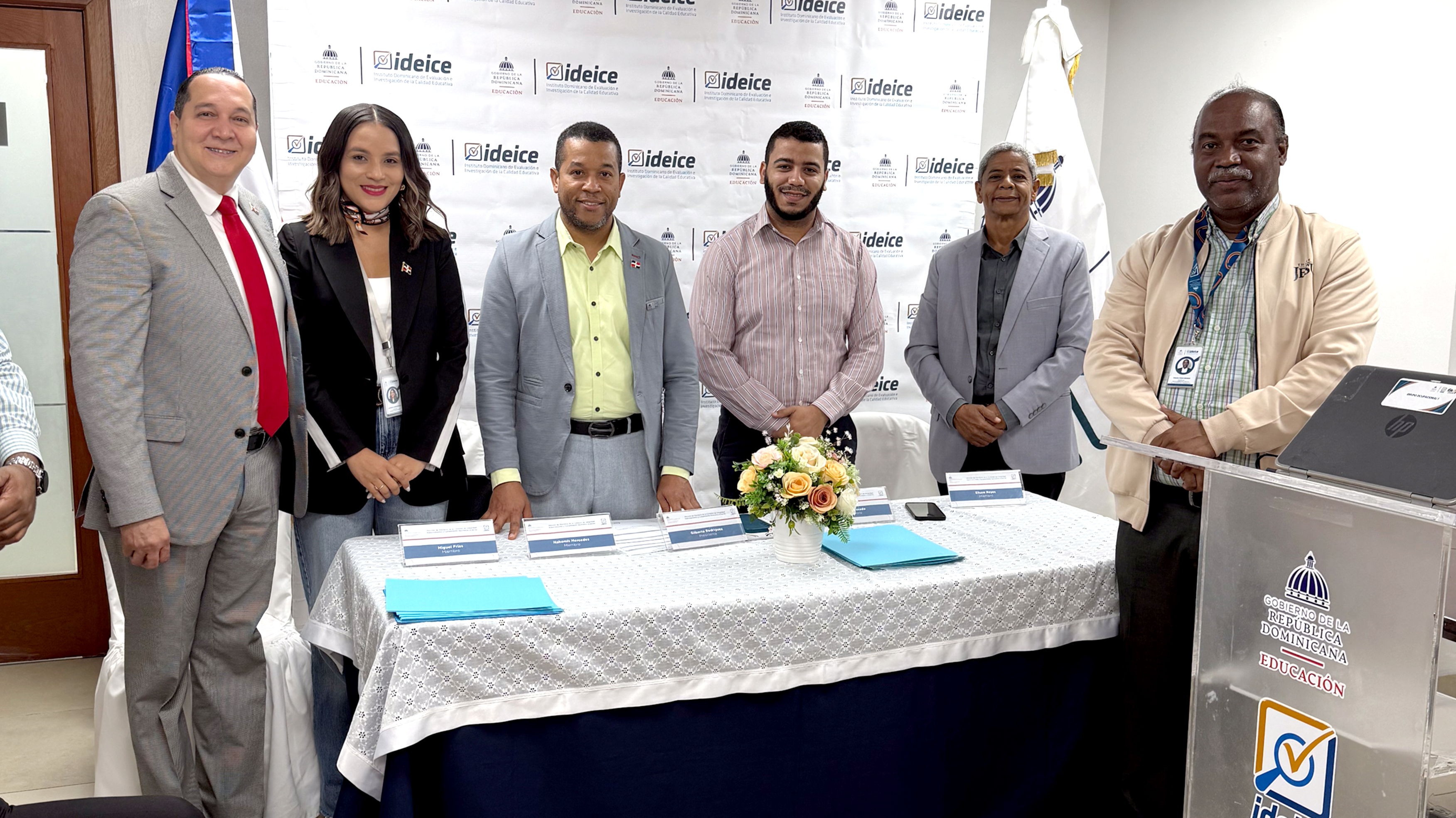 El doctor Jesús Antonio Andújar Avilés, previo al inicio, posó junto a los miembros del comité electoral: Nahomis Mercedes, Gilberto Rodríguez Núñez, Oliver Casado, Eliseo Reyes Pérez y Miguel Frías Méndez.  