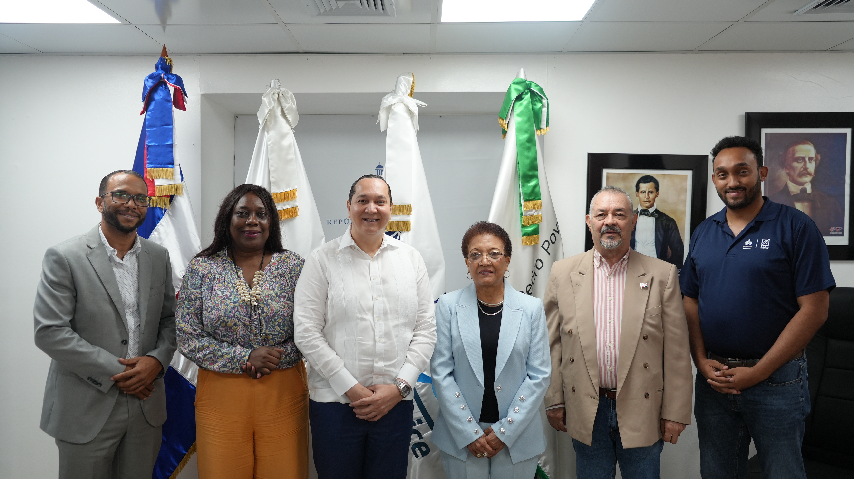 Los directivos, al centro, estuvieron acompañados por autoridades de ambas entidades. En la fotografía, desde la izquierda, figuran Adrián Gutiérrez, Lucia Castro Araujo, Julián Álvarez y Noel Rodríguez del Ideice.