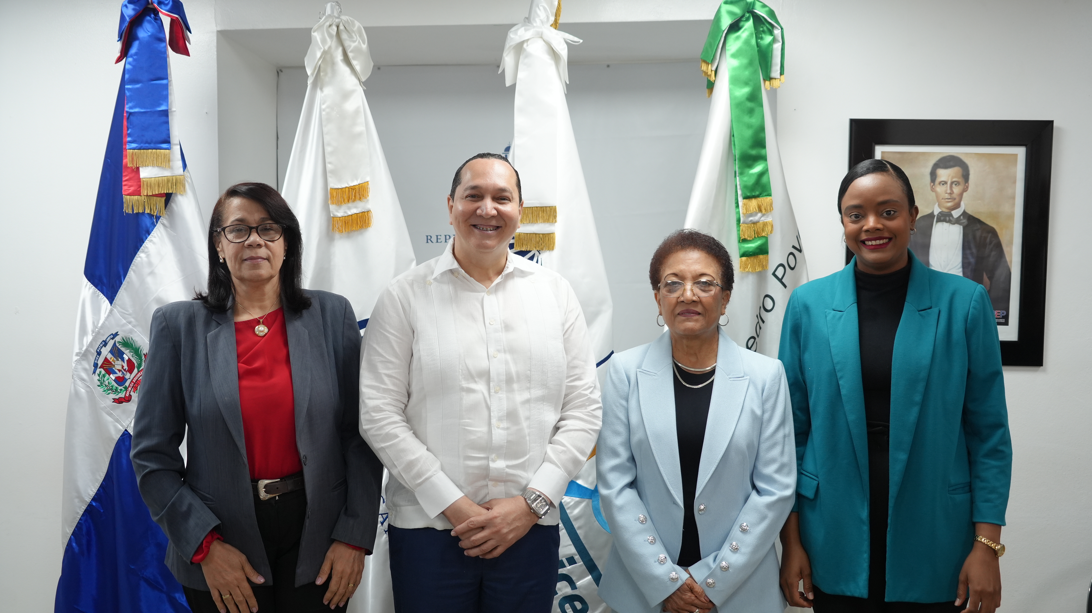 Los doctores Andújar Avilés y García Romero también compartieron una fotografía con Lilian Castillo Almánzar y Mariela Clime del ISESP.