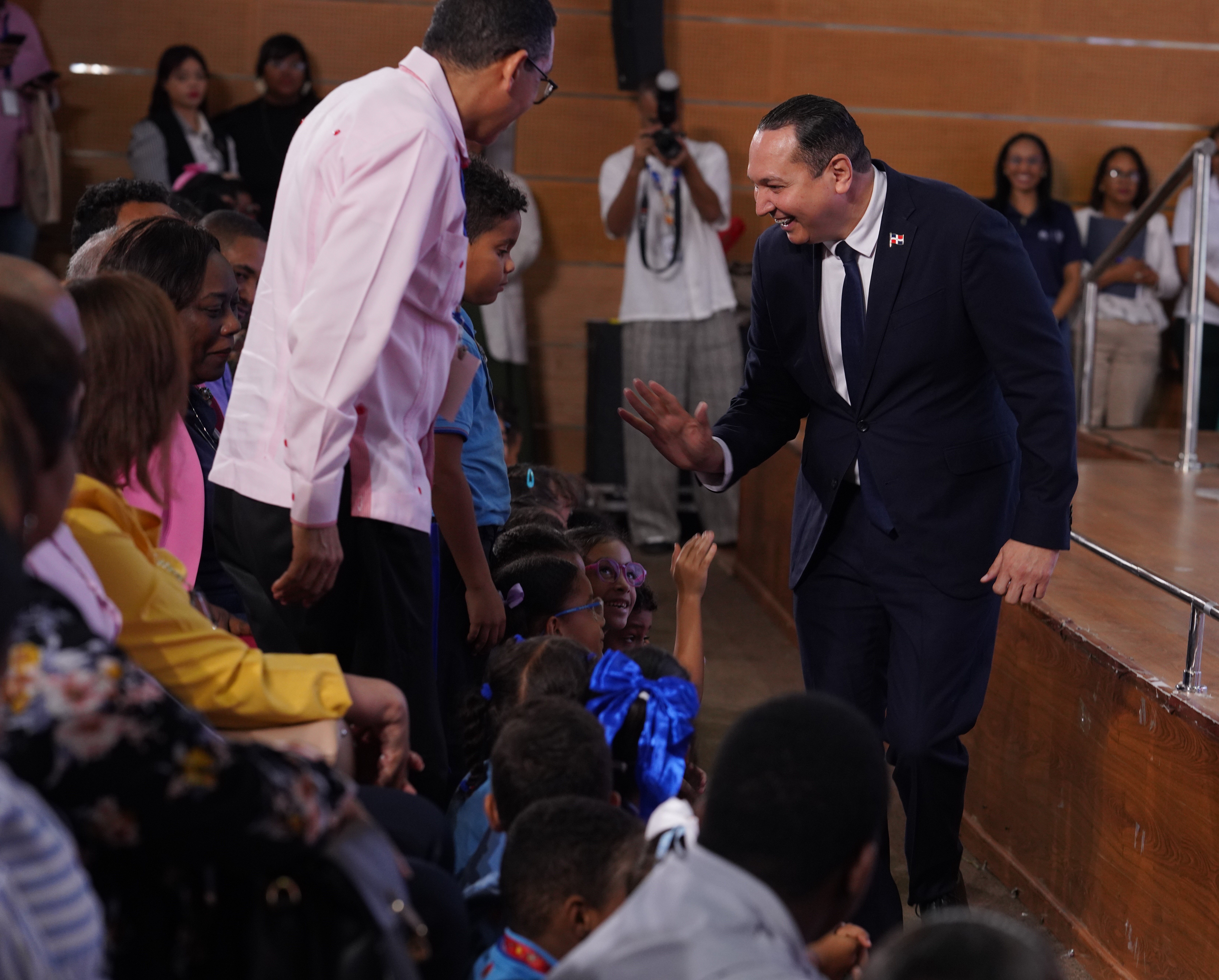 Doctor Jesús Andújar Avilés saluda e interactúa con los niños durante la actividad.
