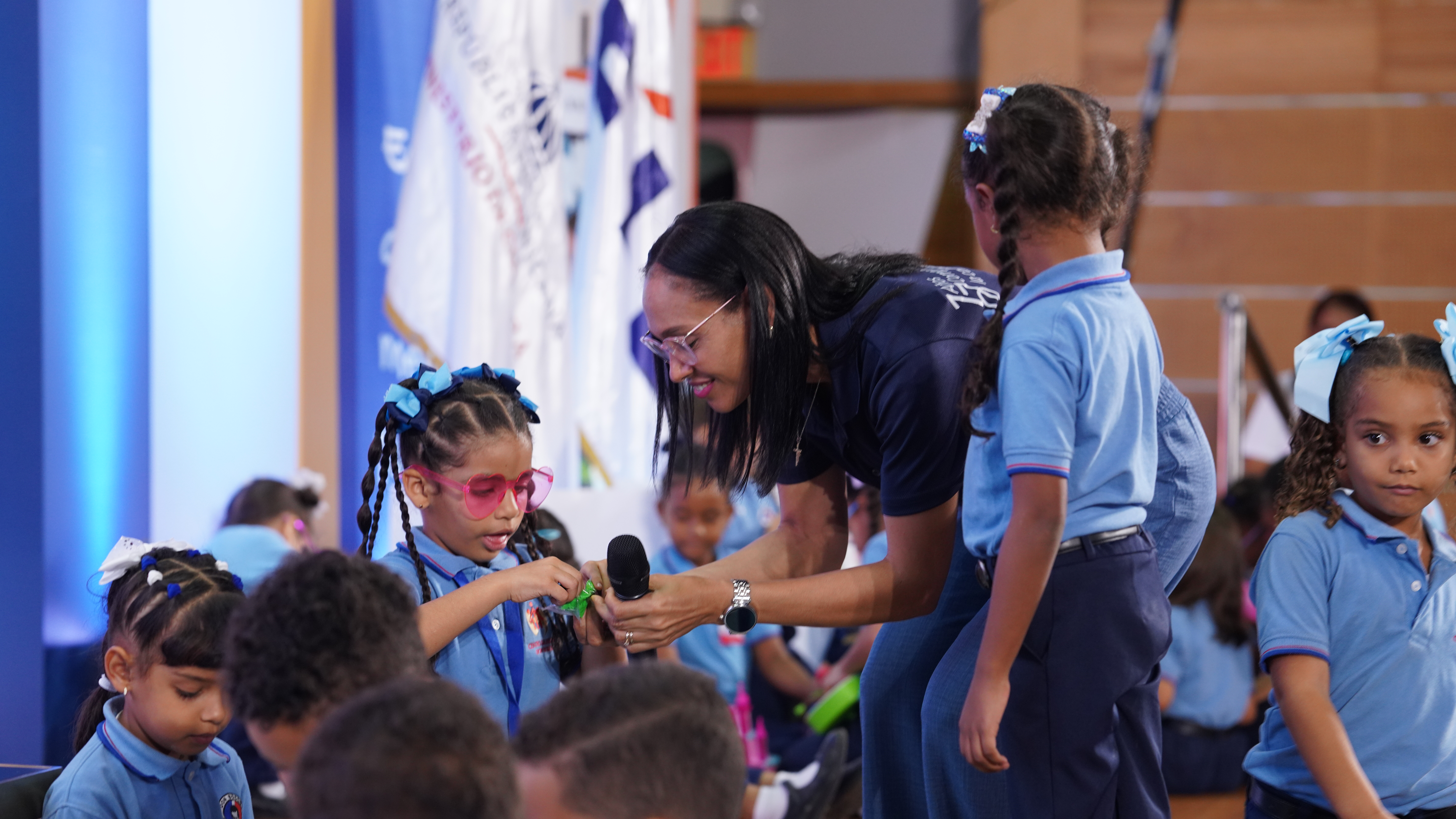 La maestra e investigadora Joanny Polanco guía a los niños durante la experiencia “La curiosidad como motor del pensamiento científico en la primera infancia” durante el panel.