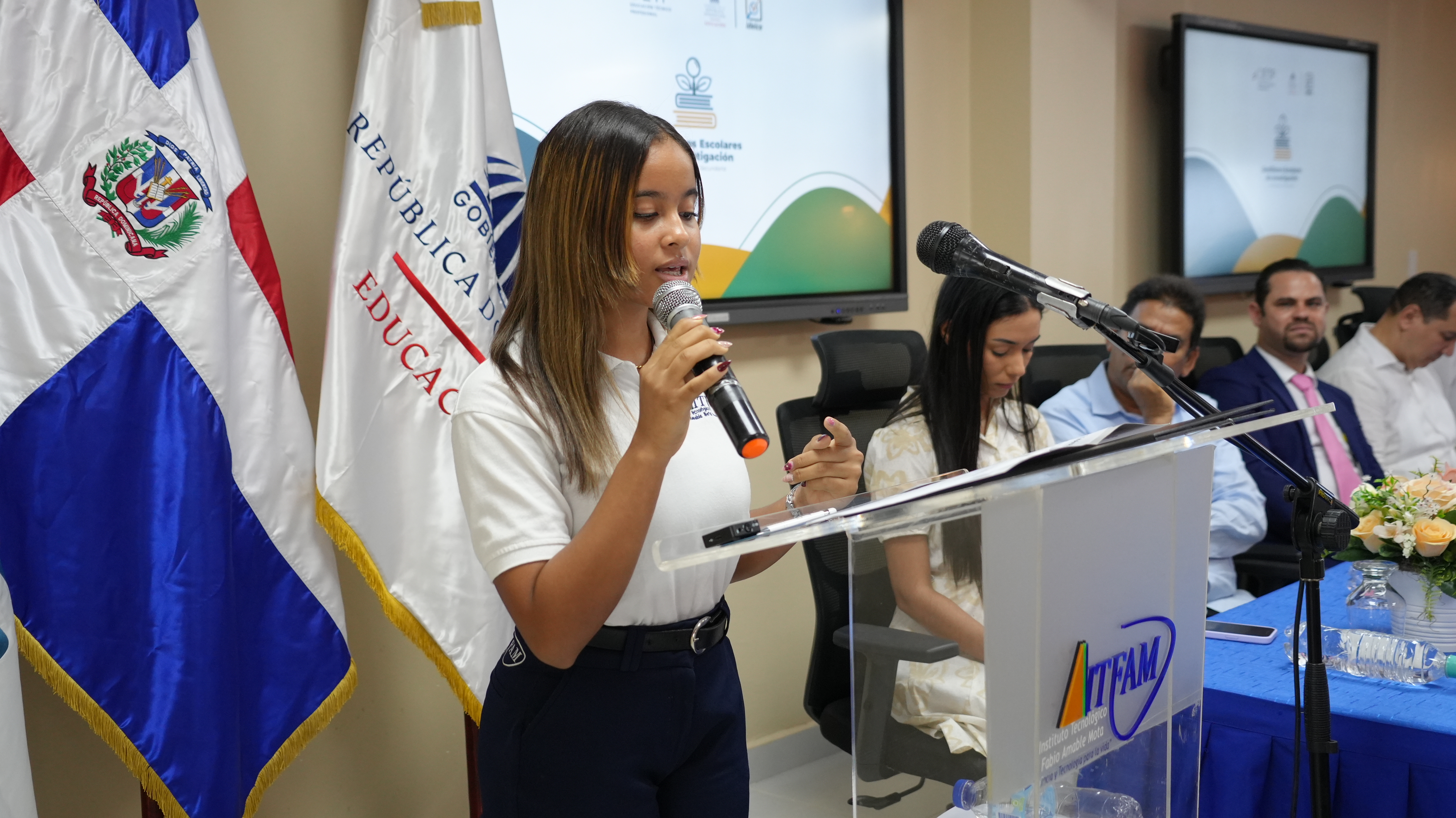Nashla Ramírez, estudiante del politécnico anfitrión, habló en nombre de sus compañeros. Ponderó el alance del programa y la importancia de desarrollar la investigación educativa desde el nivel secundario.