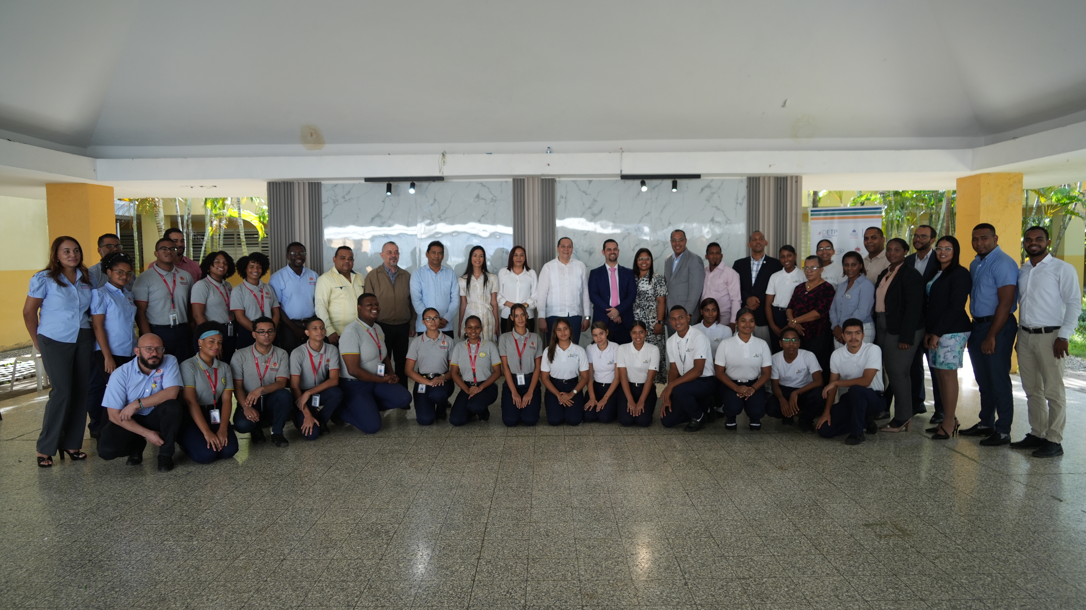 Autoridades y técnicos del Minerd e Ideice durante la apertura del programa, acompañados de docentes y estudiantes del Instituto Tecnológico Fabio Amable Mota, de la Regional 10, en Santo Domingo Este.