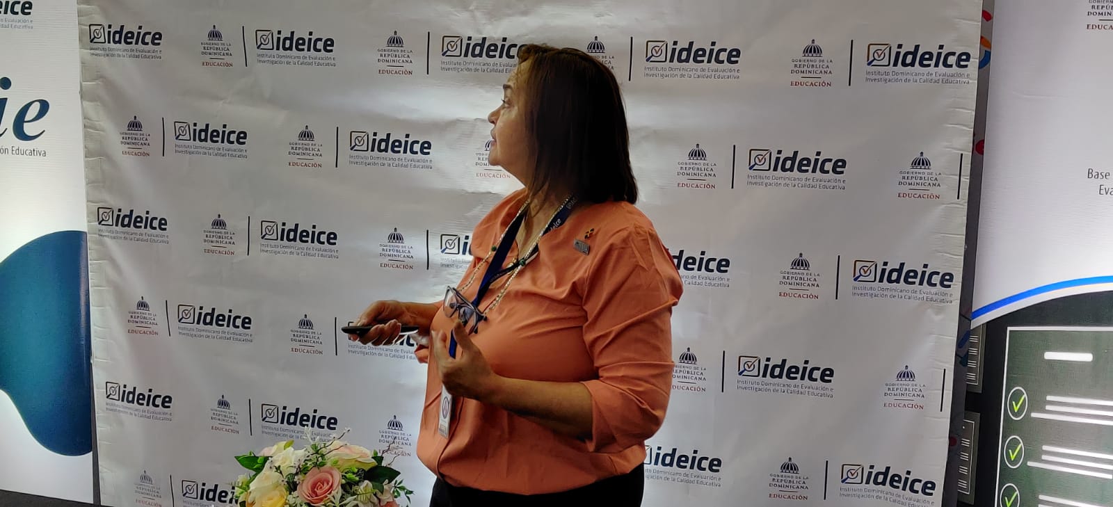 Dilcia Armesto Núñez expuso el alcance y las facilidades que ofrece Inered a investigadores, docentes y estudiantes de Educación para la formulación de propuestas de investigación.