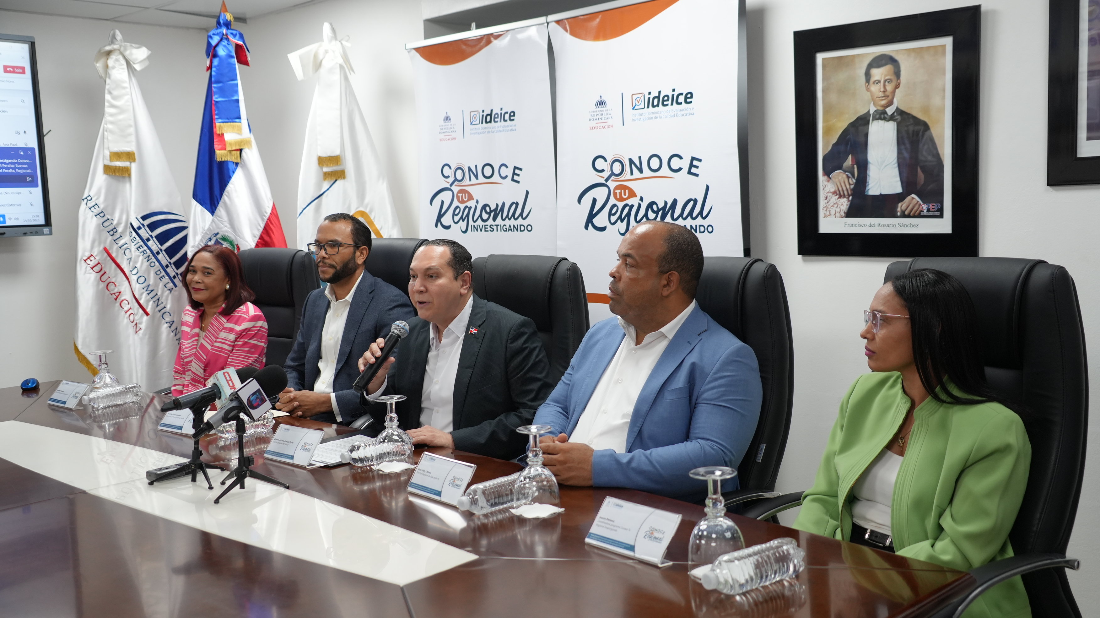 Al centro, el doctor Jesús Andújar Avilés, durante la rueda de prensa, acompañado, desde la izquierda Dominga Mosquea, Adrián Gutiérrez, Eddy Chávez y Joanny Polanco.