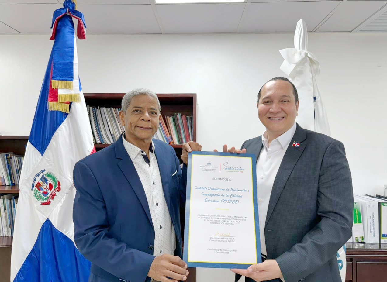 El doctor Jesús Andújar Avilés recibe el reconocimiento otorgado por la Digeig, de Eliseo Reyes Pérez, responsable de Acceso a la Información (RAI) del Ideice.
