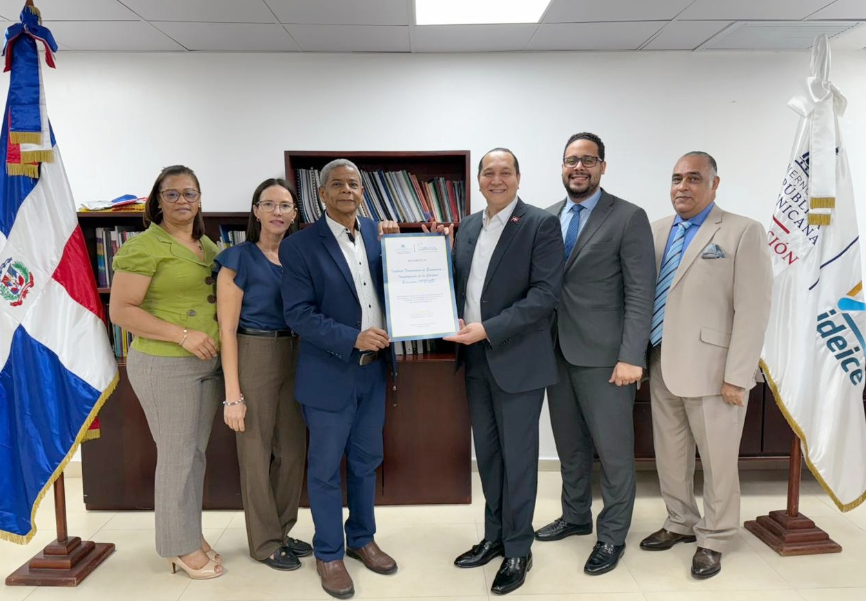 El doctor Jesús Andújar Avilés acompañado de Eliseo Reyes Pérez comparten la distinción a la institución, en reconocimiento a la labor de los funcionarios del área administrativa y financiera: Aracelis del Jesús, Ana Rodríguez, Osvaldo Torres y Andrés Fernández Hernández.