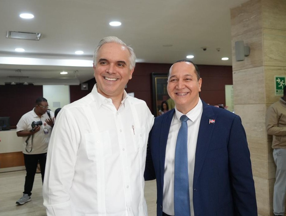 Ministro de Educación, Luis Miguel De Camps García saluda al doctor Jesús Andújar Avilés, durante su visita al pabellón del Ministerio de Educación.
