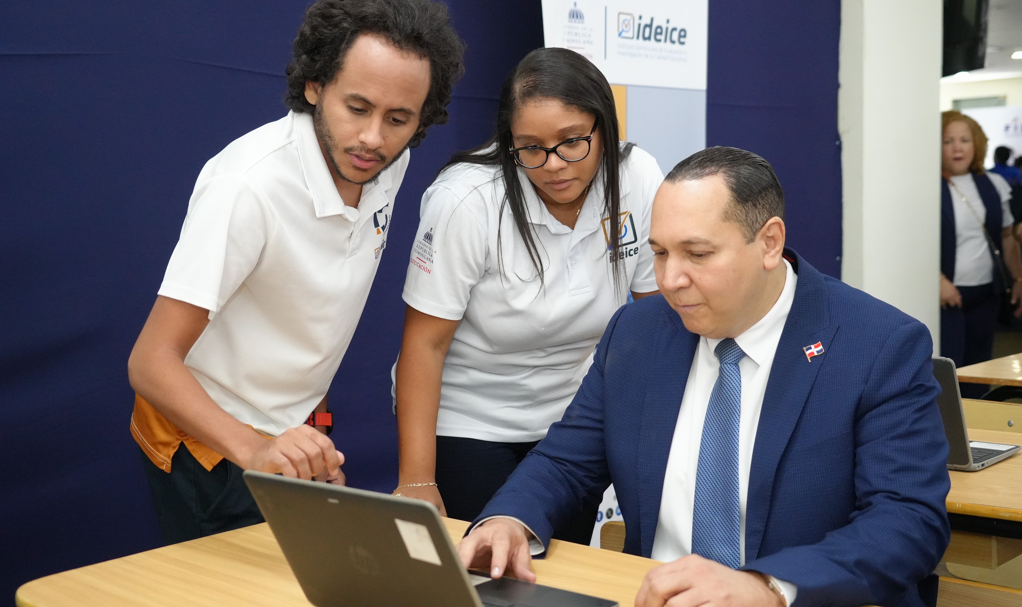 Dr. Jesús Andújar Avilés recibe instrucciones de técnicos del Instituto para acceder a los ítems liberados de la prueba internacional PISA, disponible en el stand del Ideice.