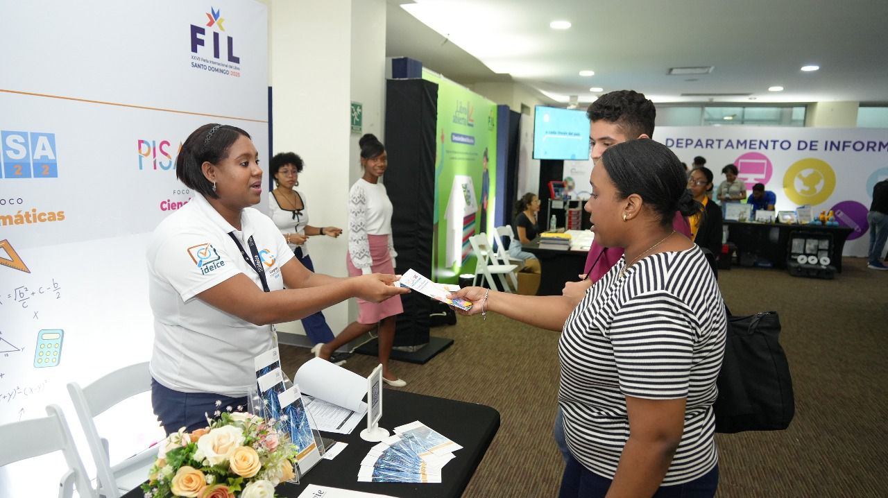 Nuestros colaboradores edifican a los visitantes sobre los productos y servicios del Ideice en el stand de la FILSD 2025.
