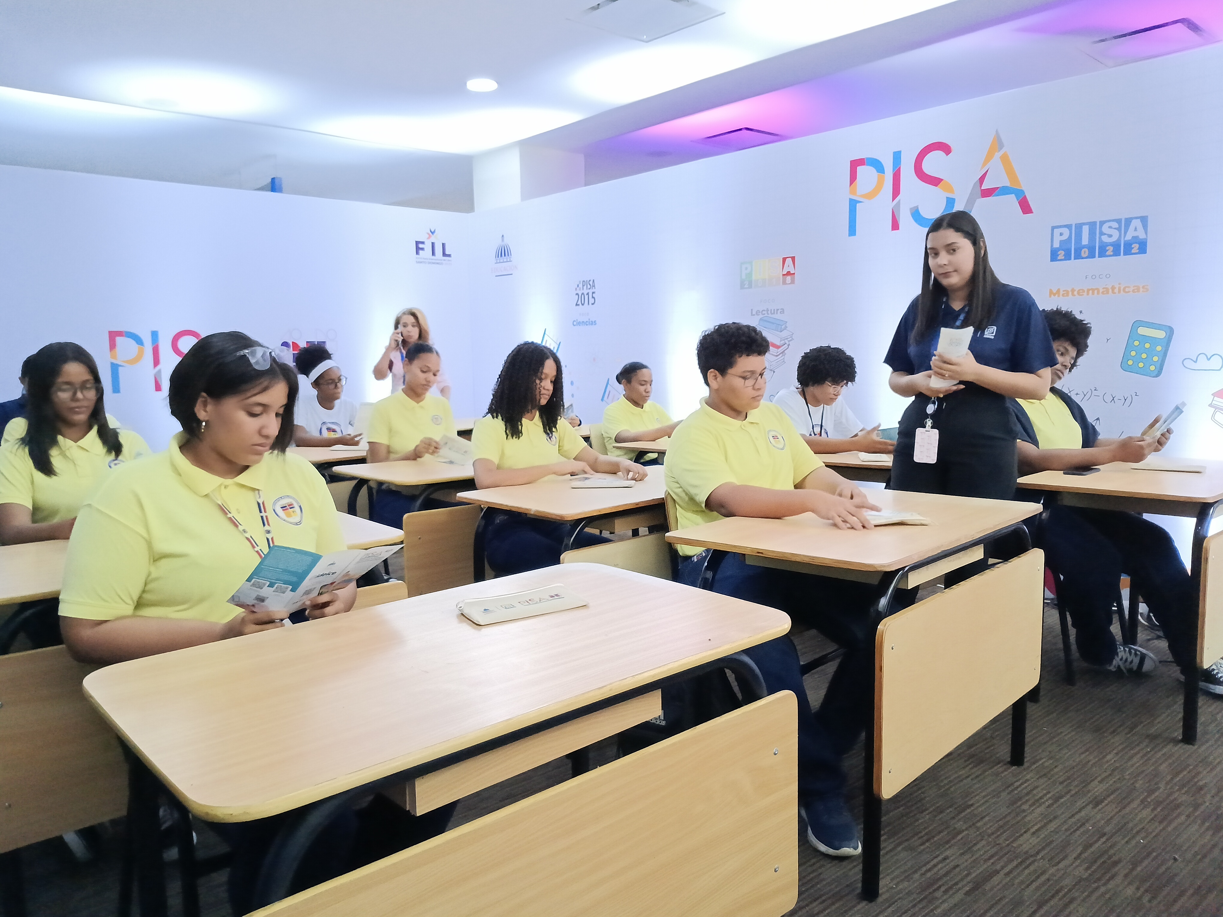 Los estudiantes de quinto de secundaria, del Instituto Politécnico Loyola, de San Cristóbal participaron del espacio "Raíces fuertes, pequeños lectores, grandes sonadores", diseñado por el Ideice para fomentar la lectura en familia y en la escuela.